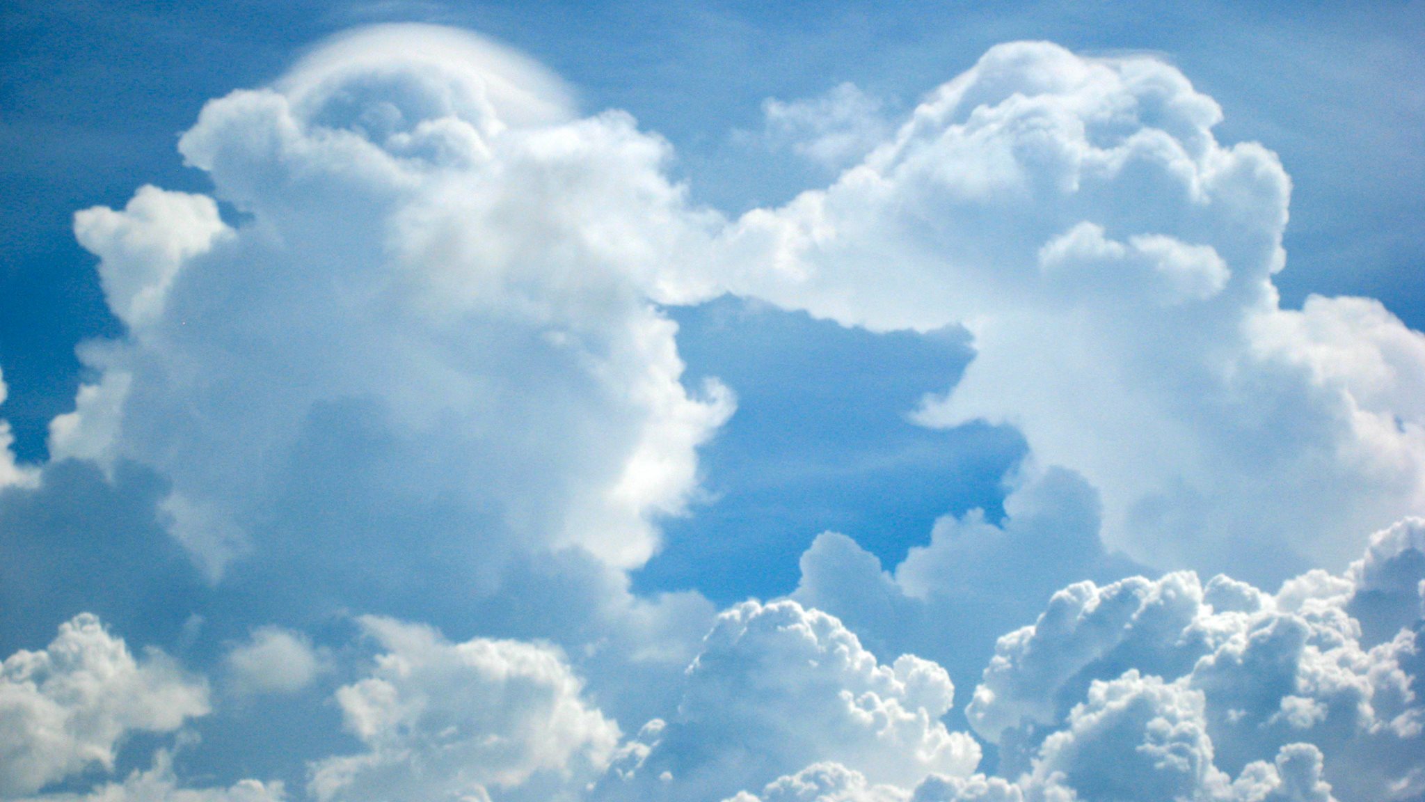 Spelende olifanten in de wolken